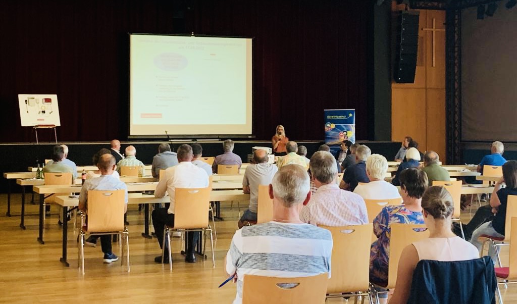 Informationsveranstaltung zum Glasfaserausbau in Tirschenreuth am 5. Juli 2022 im Kettelerhaus: Rund 80 Bürgerinnen und Bürger aus 13 Ortsteilen informieren sich über das vierte Breitbandausbauverfahren.